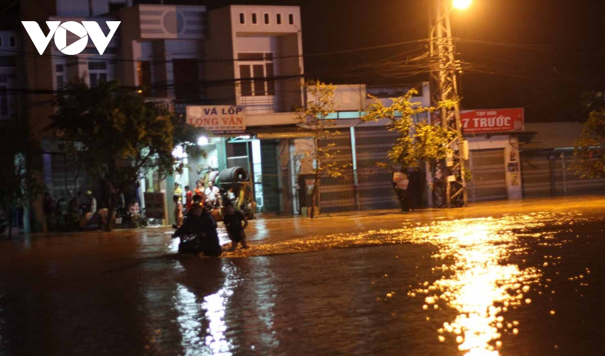 Storm Etau weakens, storm Vamco strengthens in East Sea